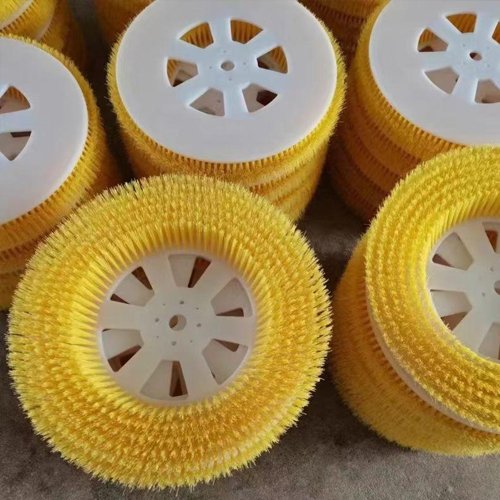 Conventional brush disc with no water-dispersal channel