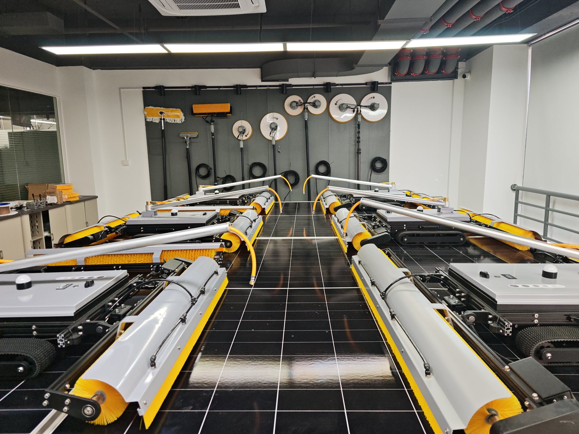 Cleaning robots on the WATERSPRAYELEPHANT assembly floor