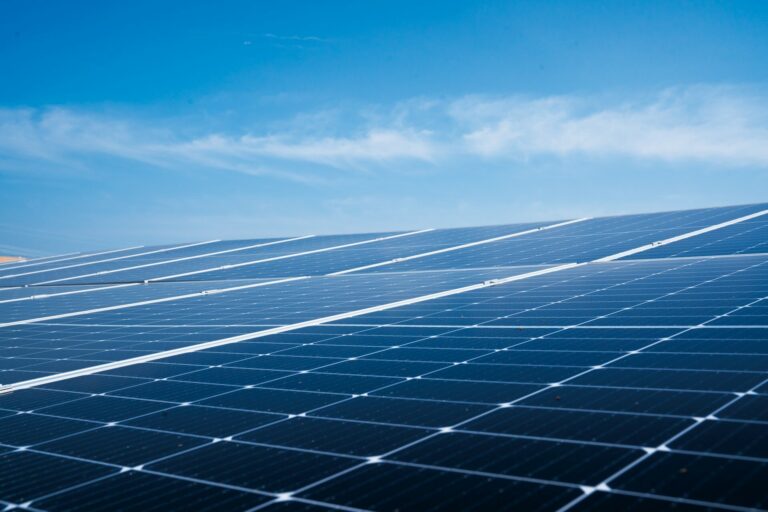 Robotic vs. Manual Solar Panel Cleaning: How to Choose